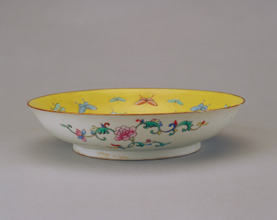 图片[1]-Yellow ground pink butterfly pattern plate-China Archive